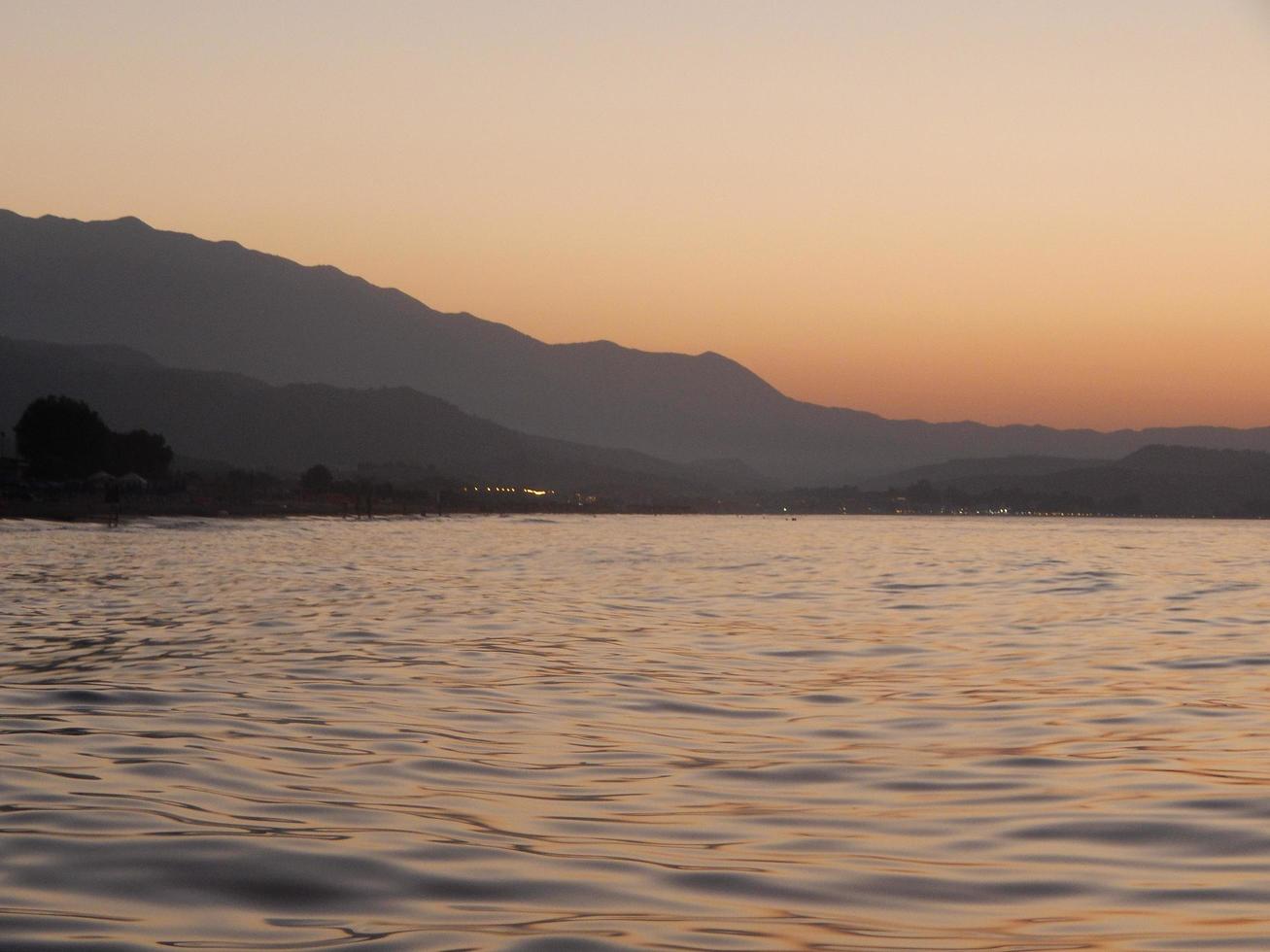 viajar na grécia, na ilha das montanhas de creta e no mar foto