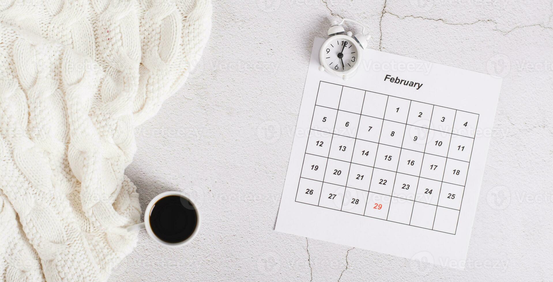 salto ano conceito, calendário, alarme relógio e café em luz topo Visão rede bandeira foto