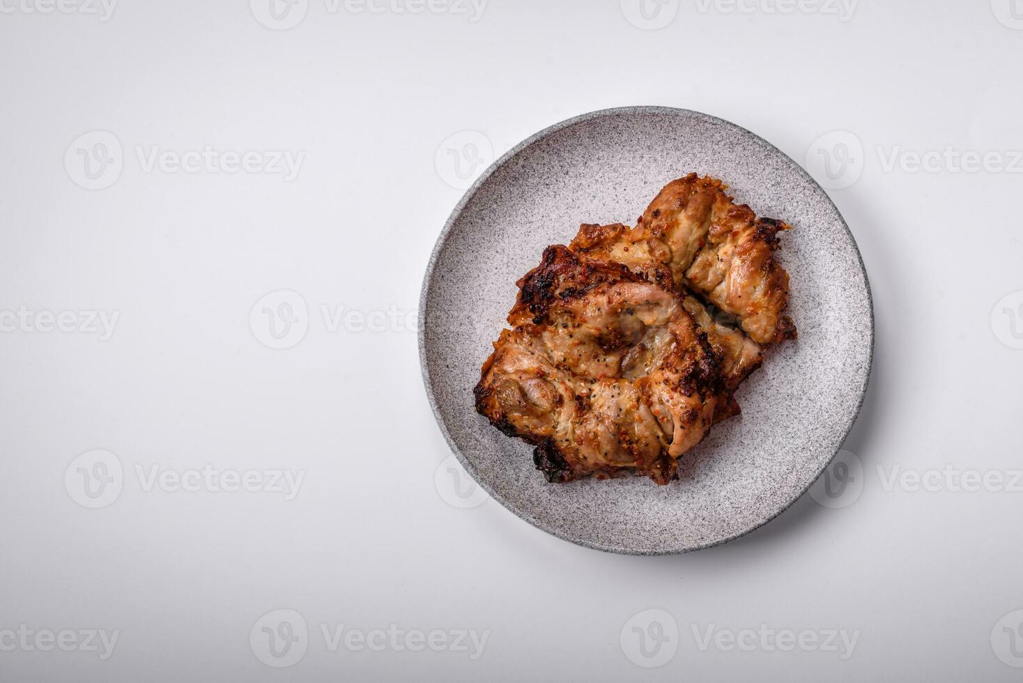 delicioso fresco crocantes frango grelhado com sal, especiarias e ervas foto