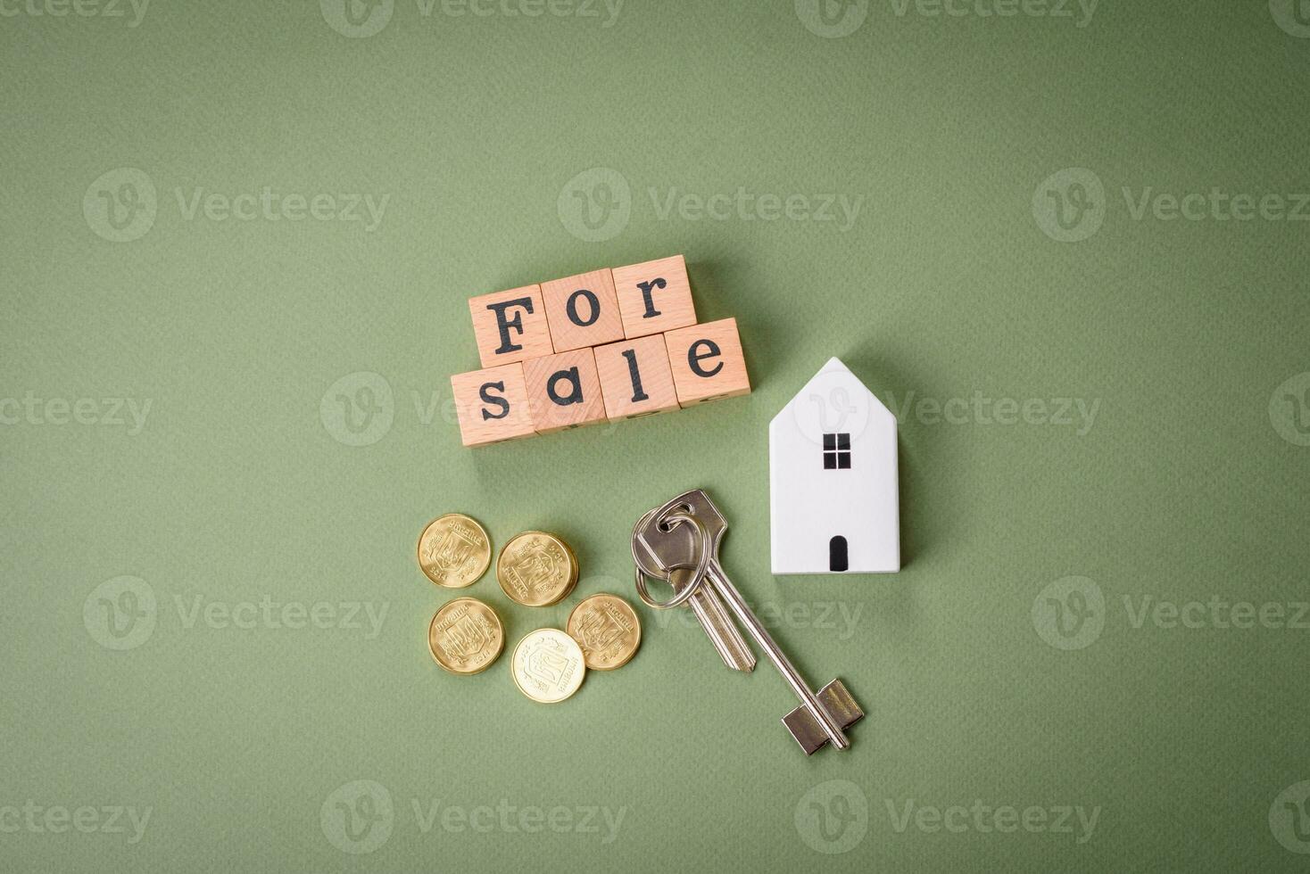 uma pequeno de madeira casa, dinheiro e chaves Como a idéia para investindo dentro seu próprio casa foto