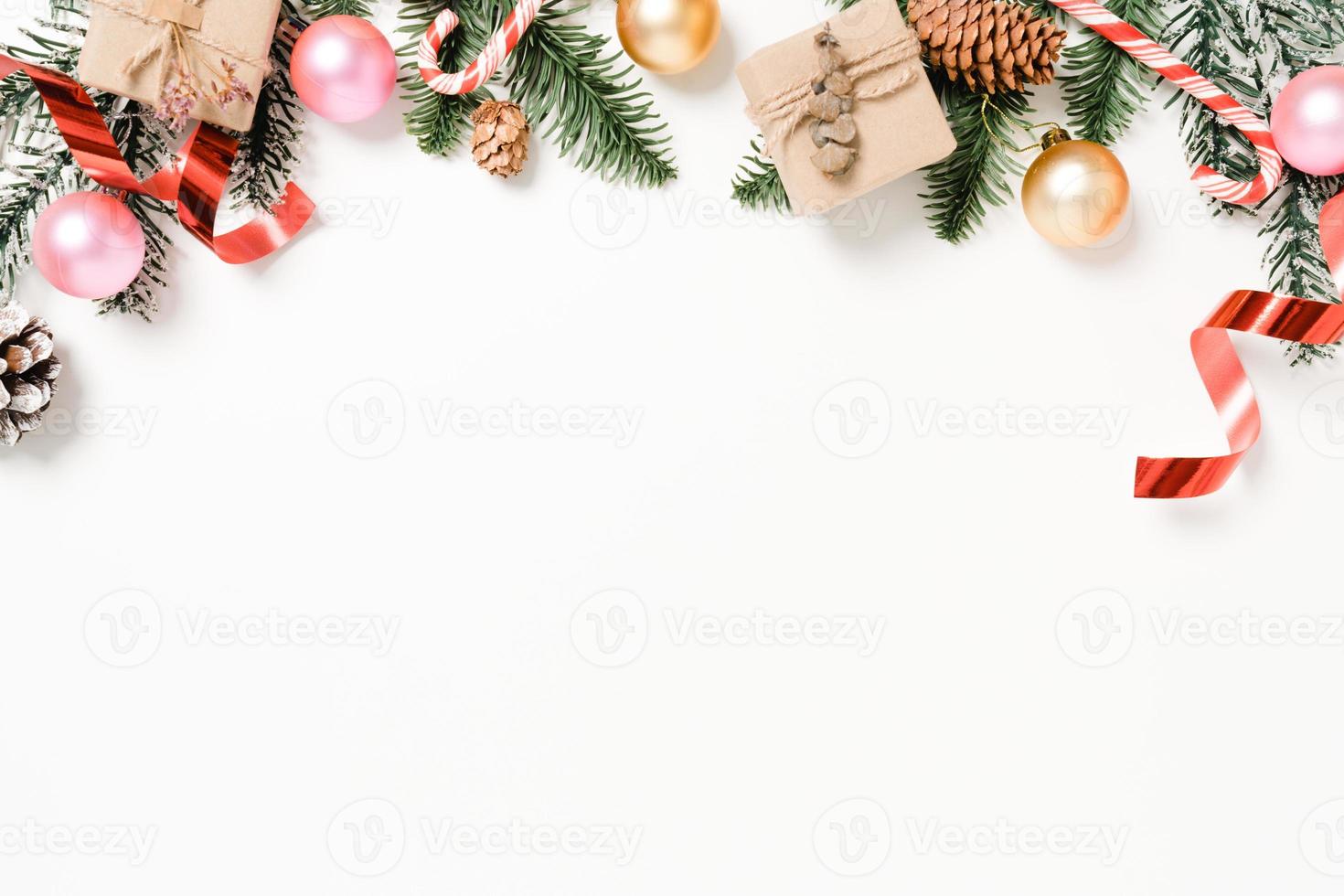 mínima criação plana lay de composição tradicional de Natal e temporada de férias de ano novo. vista superior decorações de Natal de inverno em fundo branco com espaço em branco para texto. copie a fotografia do espaço. foto