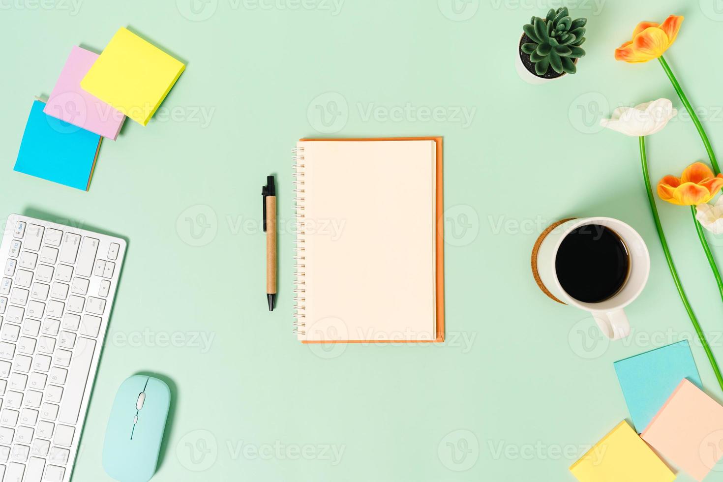 foto plana leiga criativa da mesa do espaço de trabalho. mesa de escritório de vista superior com teclado, mouse e caderno preto de maquete aberta sobre fundo de cor verde pastel. vista superior simulada com fotografia do espaço da cópia.