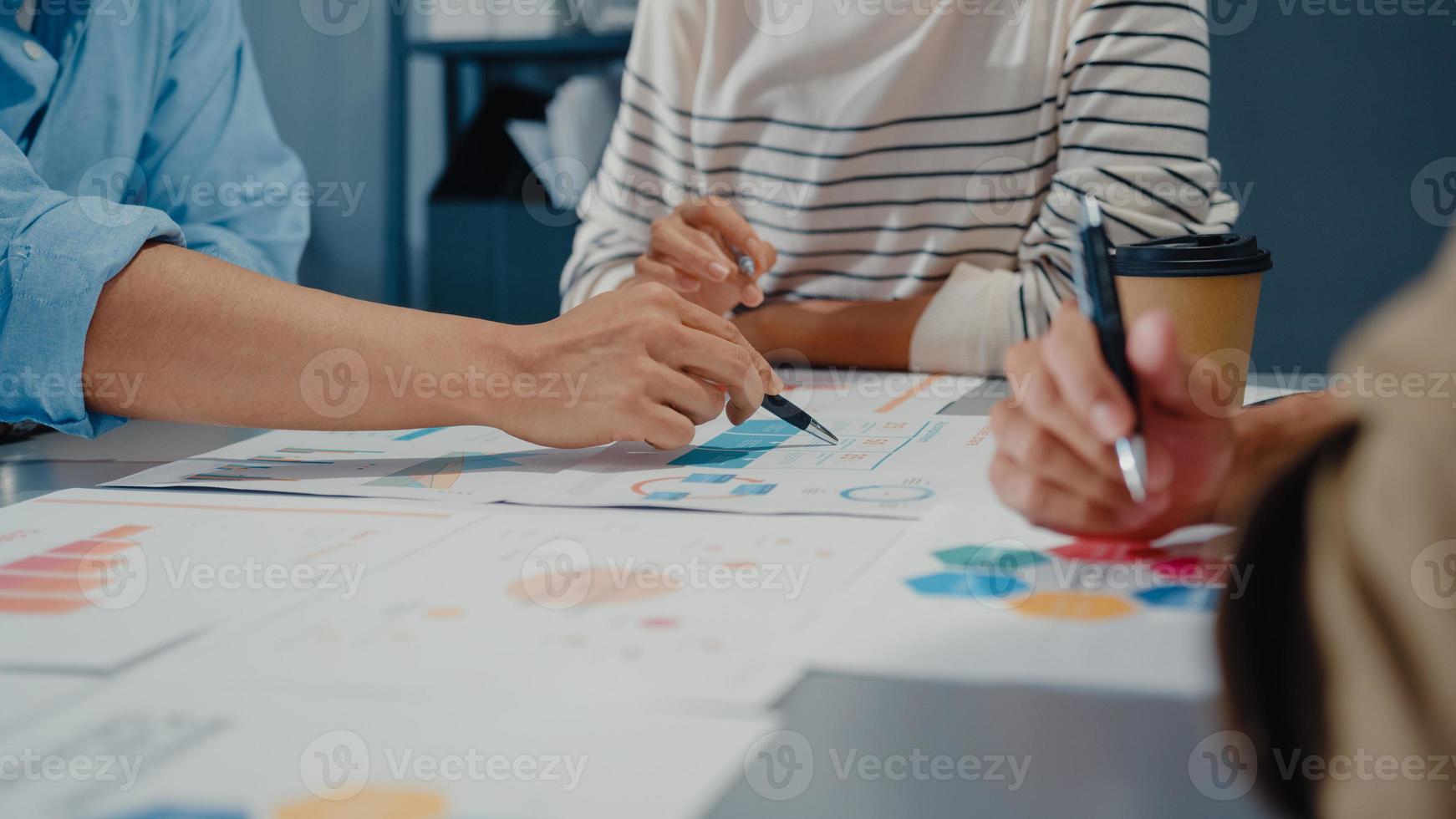 jovens empresários e mulheres de negócios asiáticos felizes reunindo-se e debatendo algumas novas idéias sobre o projeto para seu parceiro, trabalhando juntos, planejando uma estratégia de sucesso, desfrute do trabalho em equipe em um pequeno e moderno escritório em casa. foto