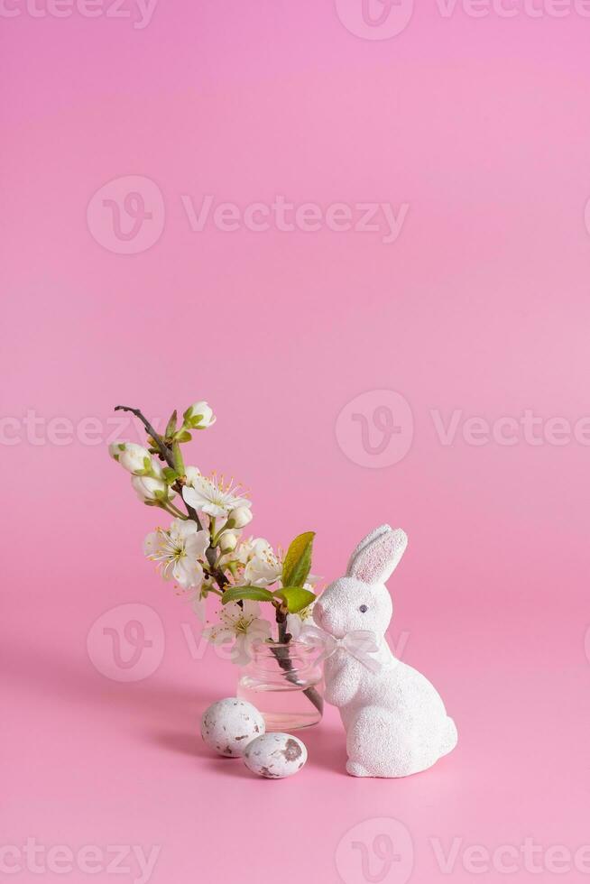 branco Coelho símbolo para Páscoa em uma Rosa fundo fundo. Páscoa caçar conceito. foto