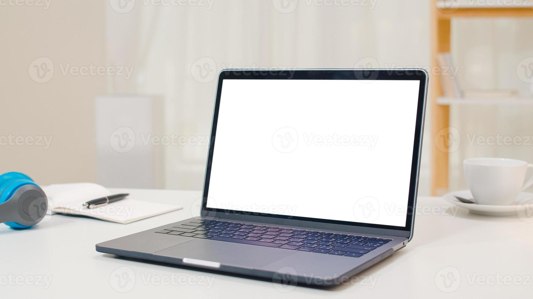 mock up laptop de tela branca em pé sobre a mesa da aconchegante sala de estar em uma casa moderna. foto