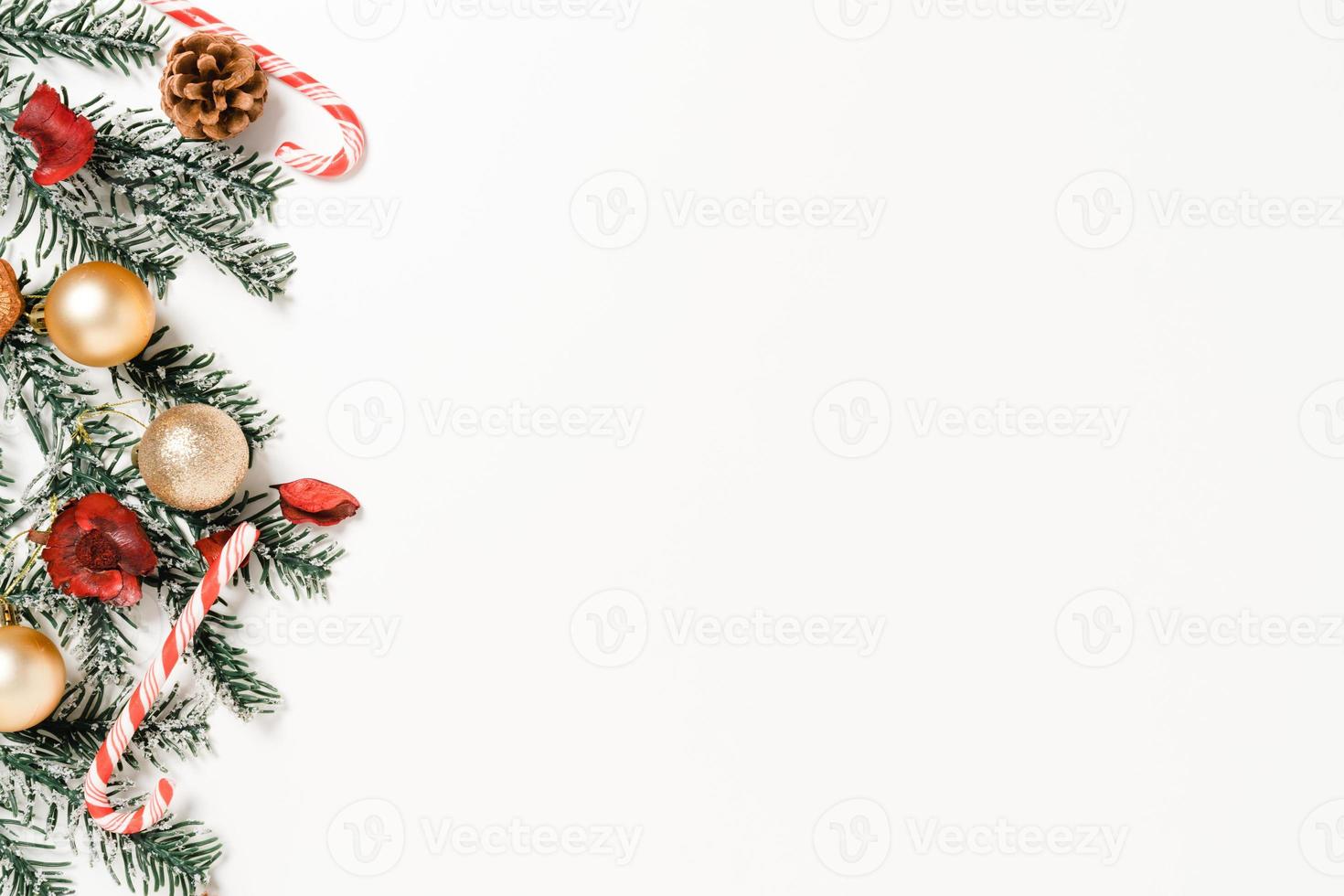 mínima criação plana lay de composição tradicional de Natal e temporada de férias de ano novo. vista superior decorações de Natal de inverno em fundo branco com espaço em branco para texto. copie a fotografia do espaço. foto