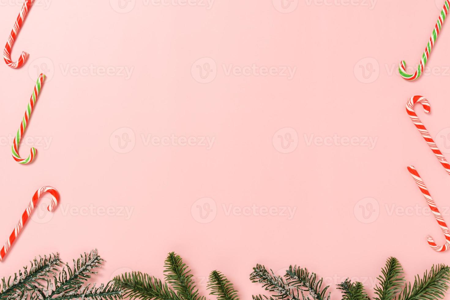 mínima criação plana lay de composição tradicional de Natal e temporada de férias de ano novo. vista superior decorações de Natal de inverno em fundo rosa com espaço em branco para texto. copie a fotografia do espaço. foto