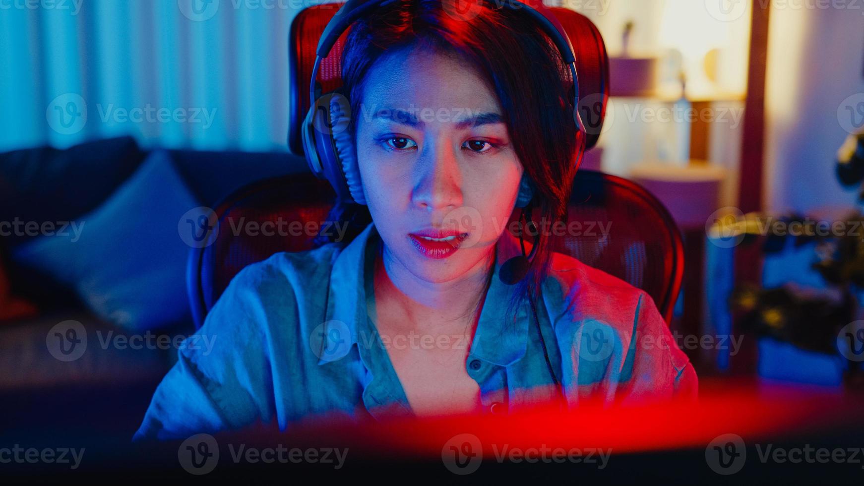 competição de fone de ouvido de jogador de menina asiática feliz jogar  videogame online com luzes