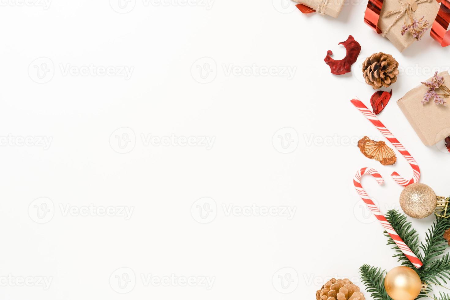 mínima criação plana lay de composição tradicional de Natal e temporada de férias de ano novo. vista superior decorações de Natal de inverno em fundo branco com espaço em branco para texto. copie a fotografia do espaço. foto