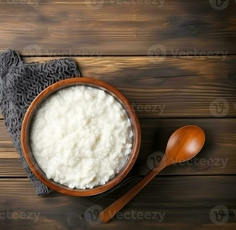 arroz leite mingau dentro uma de madeira prato foto
