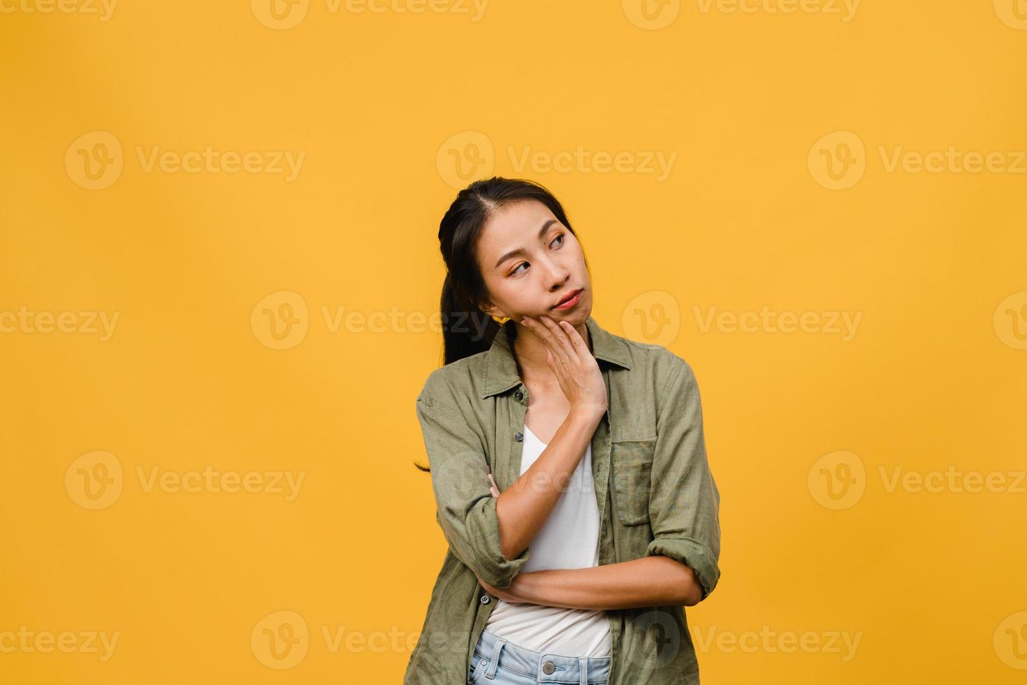 retrato de uma jovem senhora asiática com expressão negativa, animado, gritando, chorando com raiva emocional em roupas casuais, isolado em um fundo amarelo com espaço de cópia em branco. conceito de expressão facial. foto