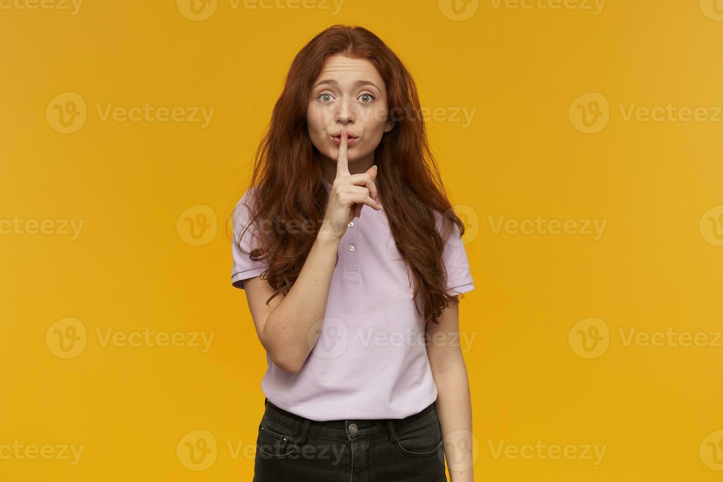 menina em pé sobre amarelo fundo foto