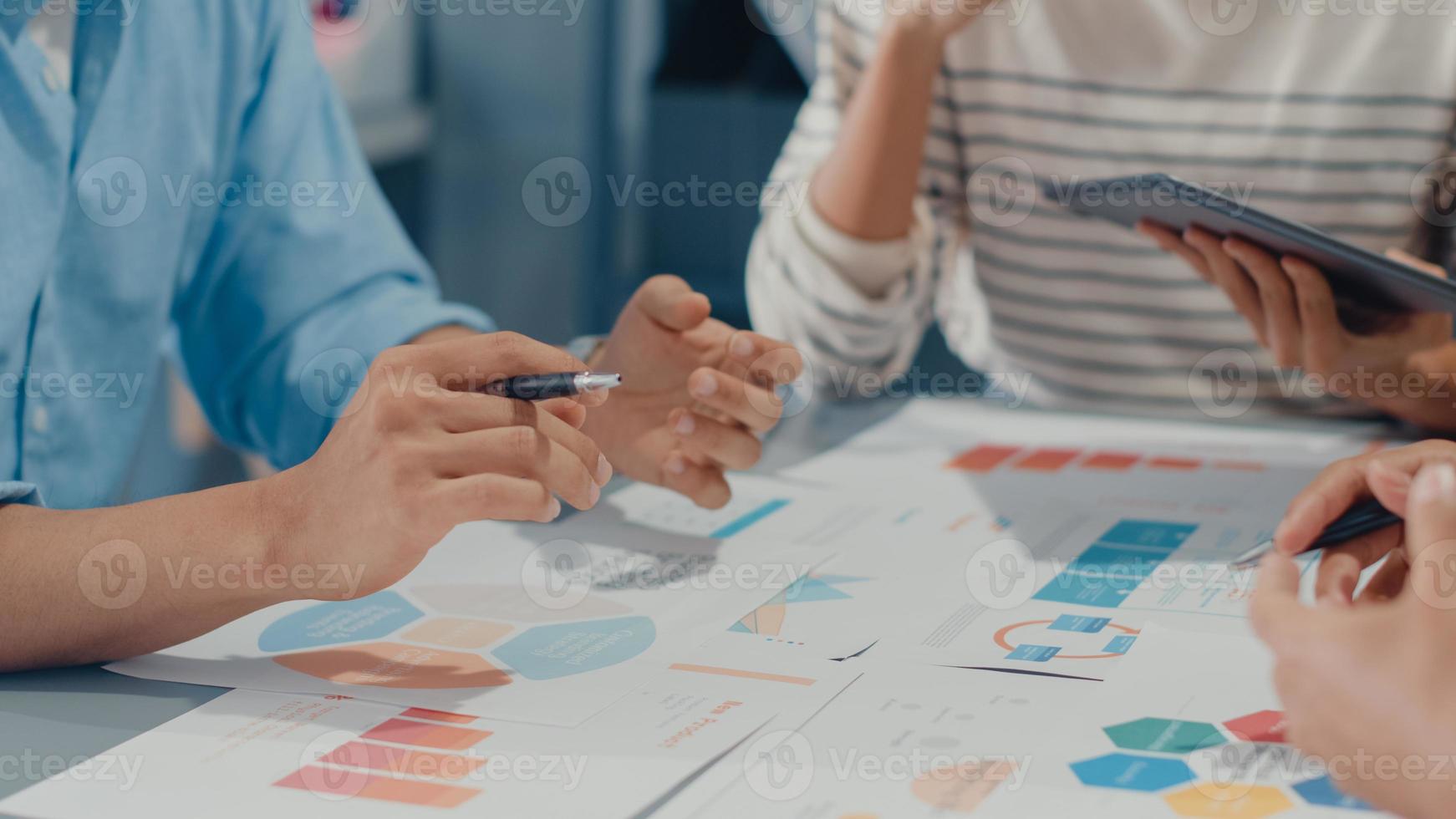 jovens empresários e mulheres de negócios asiáticos felizes reunindo-se e debatendo algumas novas idéias sobre o projeto para seu parceiro, trabalhando juntos, planejando uma estratégia de sucesso, desfrute do trabalho em equipe em um pequeno e moderno escritório em casa. foto