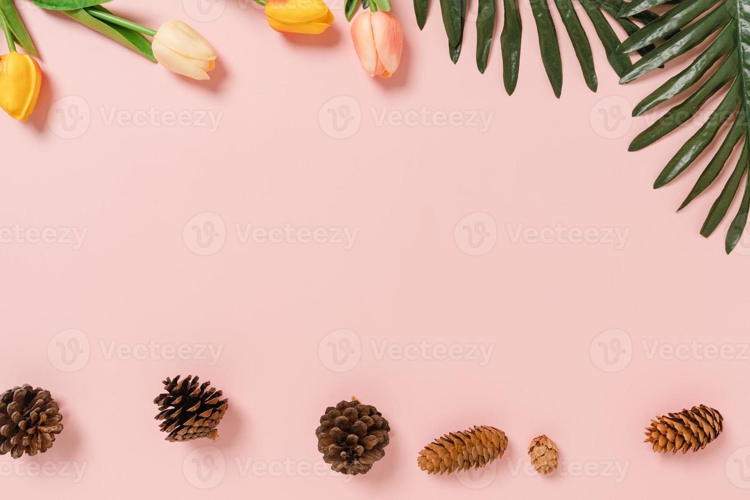 foto plana leiga criativa de viagens de férias de primavera ou moda tropical de verão. vista superior acessórios de praia em fundo de cor rosa pastel com espaço em branco para texto. fotografia do espaço da cópia da vista superior.