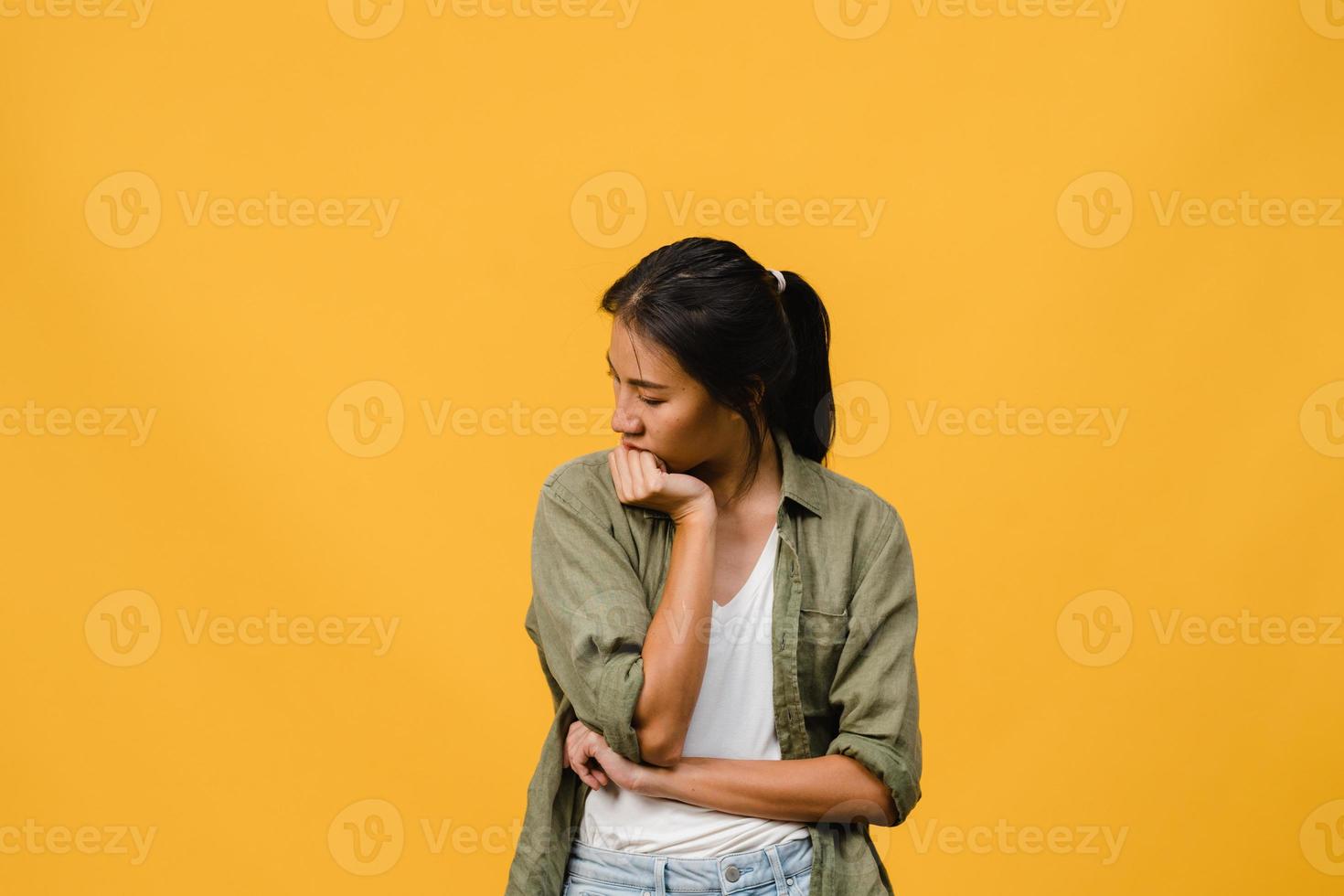 retrato de uma jovem senhora asiática com expressão negativa, animado, gritando, chorando com raiva emocional em roupas casuais, isolado em um fundo amarelo com espaço de cópia em branco. conceito de expressão facial. foto