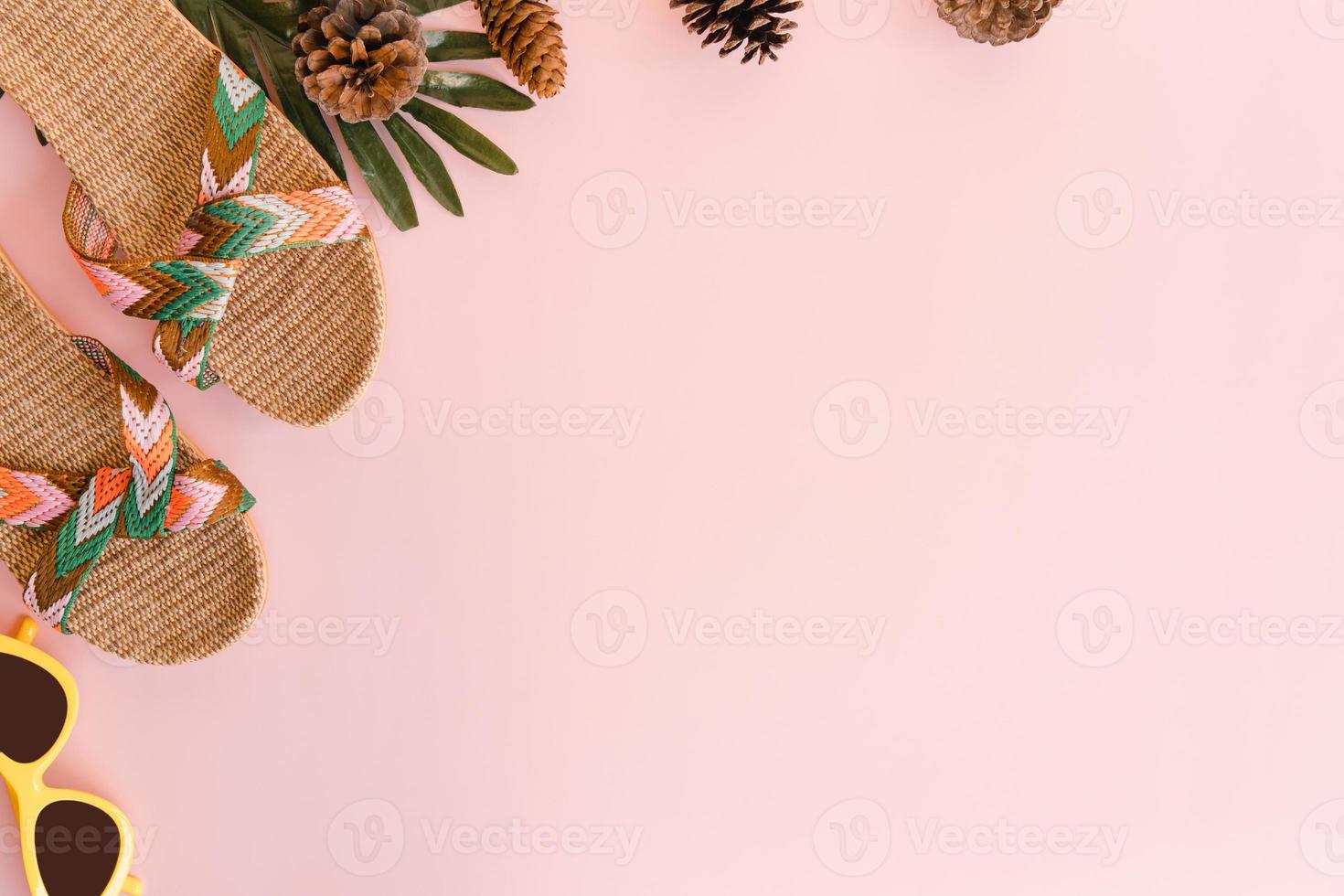 foto plana leiga criativa de viagens de férias de primavera ou moda tropical de verão. vista superior acessórios de praia em fundo de cor rosa pastel com espaço em branco para texto. fotografia do espaço da cópia da vista superior.