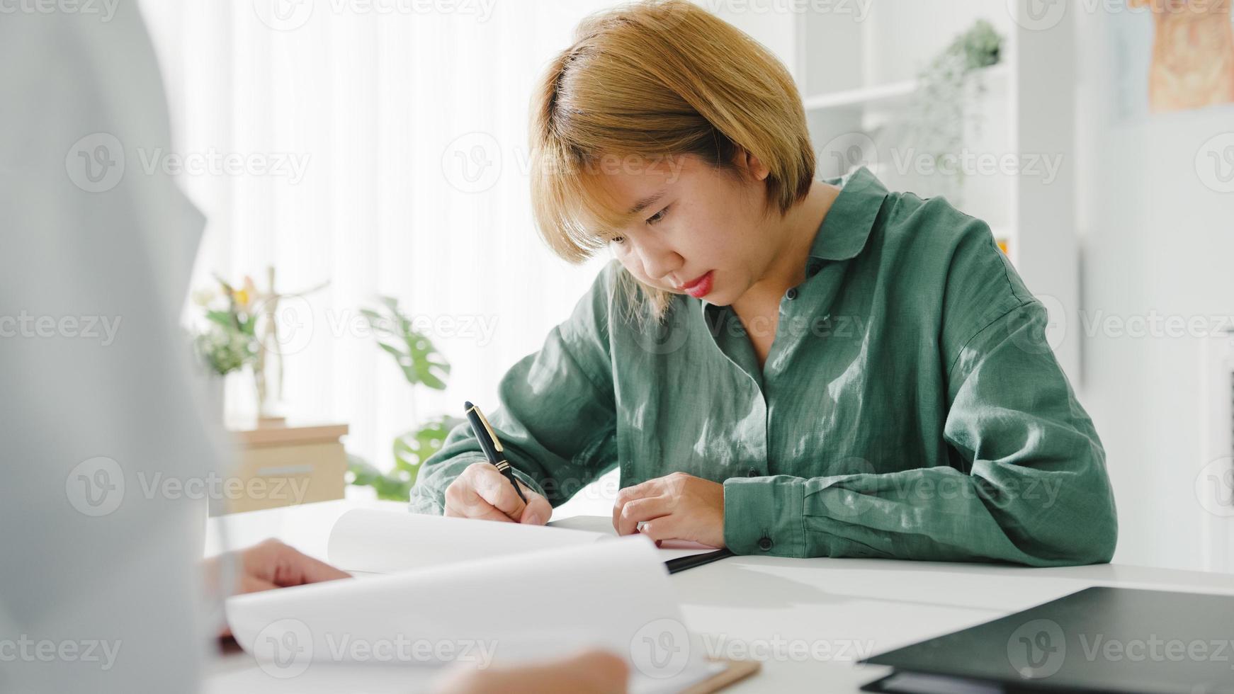 jovem ásia, menina, feminino, paciente, assinando, formulário médico, ou, assinatura, seguro saúde, acordo, em, reunião, clínica, com, senhora, doutora, em, branco médico, uniforme, sentando, em, escrivaninha, em, health hospital office. foto