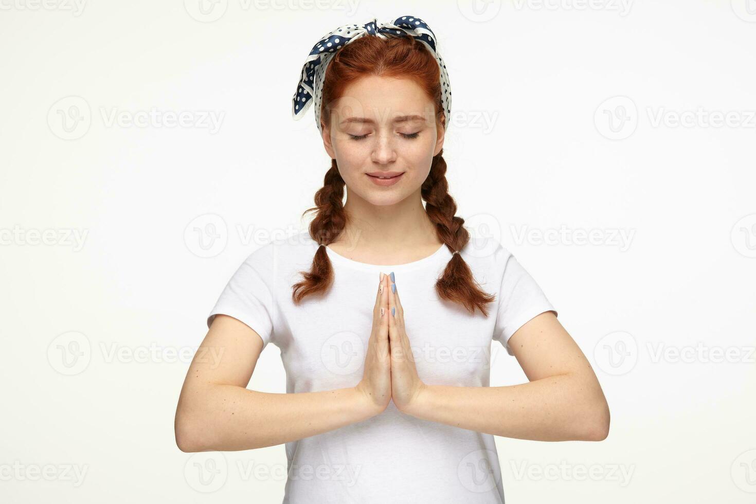 gengibre jovem fêmea meditando e calma foto