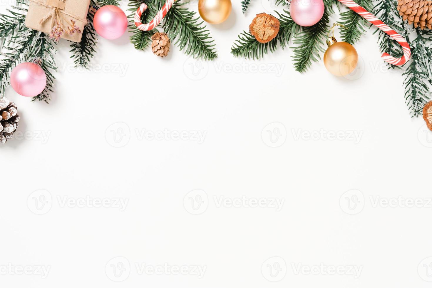 mínima criação plana lay de composição tradicional de Natal e temporada de férias de ano novo. vista superior decorações de Natal de inverno em fundo branco com espaço em branco para texto. copie a fotografia do espaço. foto