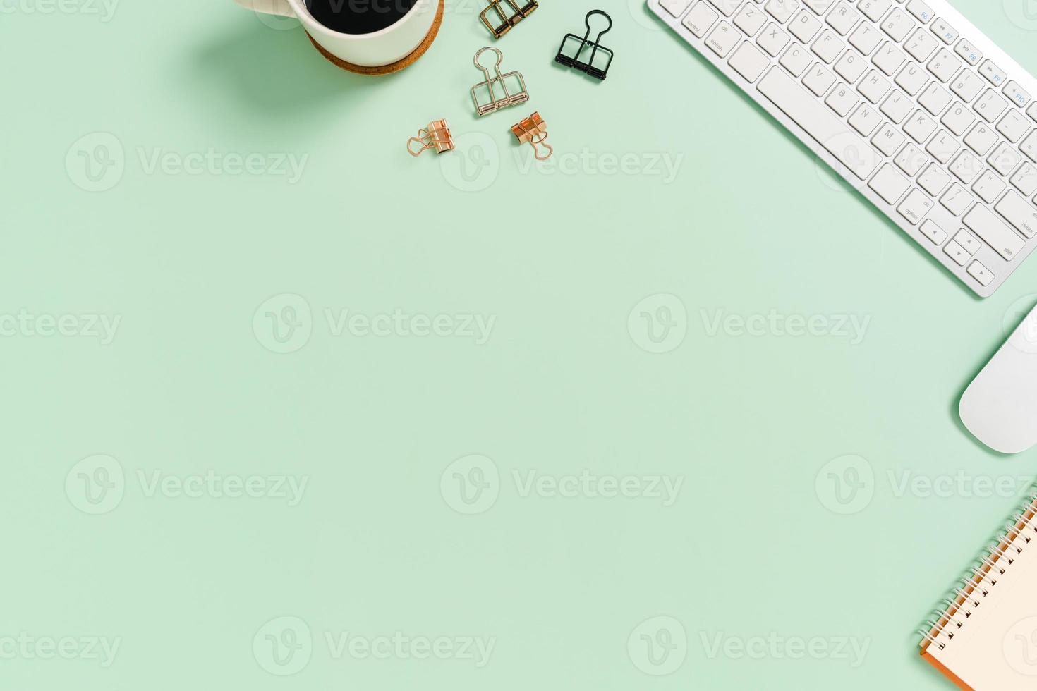 espaço de trabalho mínimo - foto criativa plana da mesa do espaço de trabalho. mesa de escritório de vista superior com teclado e mouse sobre fundo de cor verde pastel. vista superior com espaço de cópia, fotografia plana leiga.