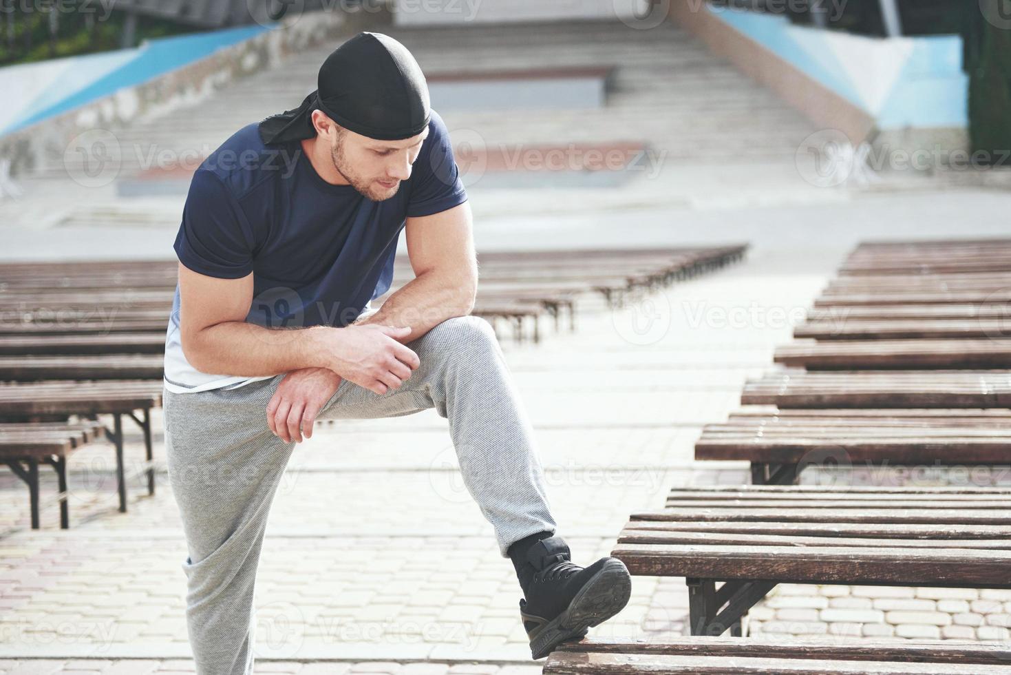 jovem esportes fazendo parkour na cidade. foto