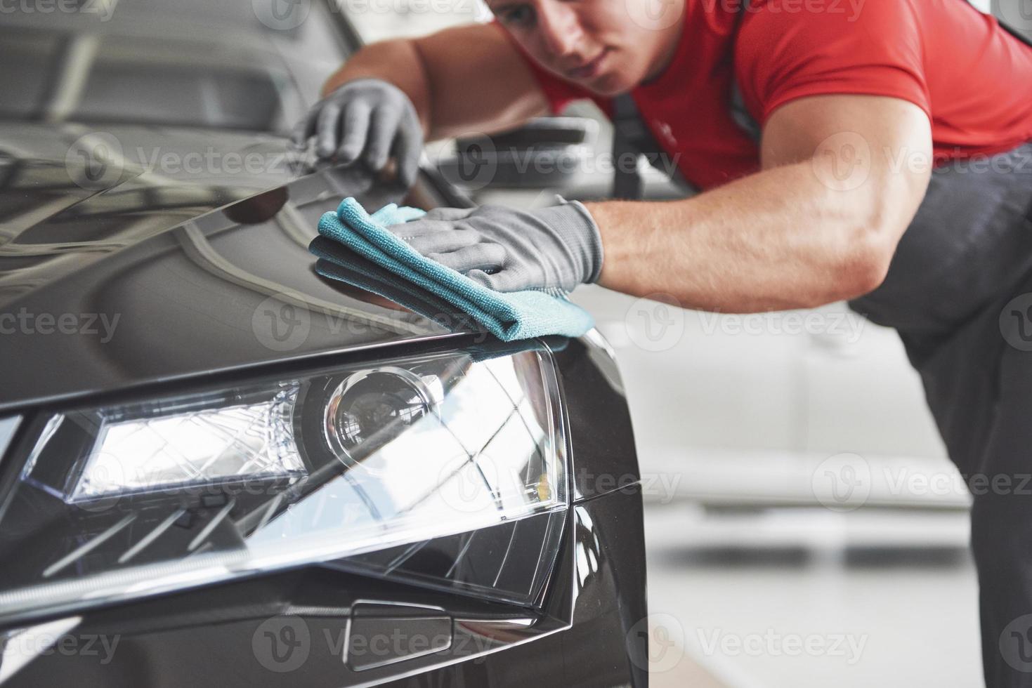 limpeza profissional e lavagem de carros no showroom de carros foto