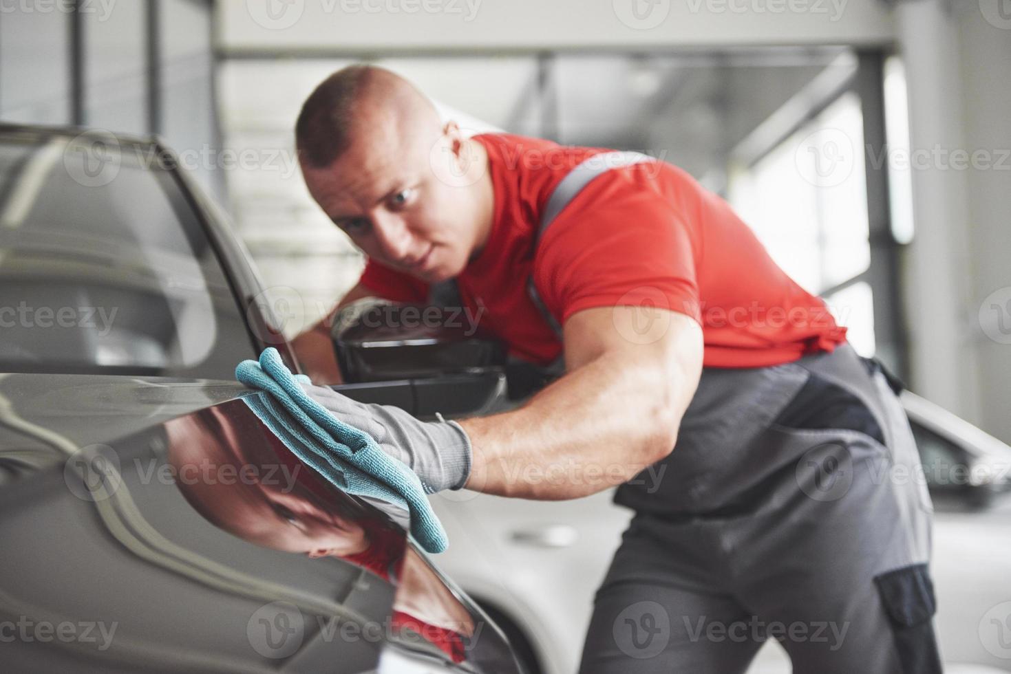 limpeza profissional e lavagem de carros no showroom de carros foto