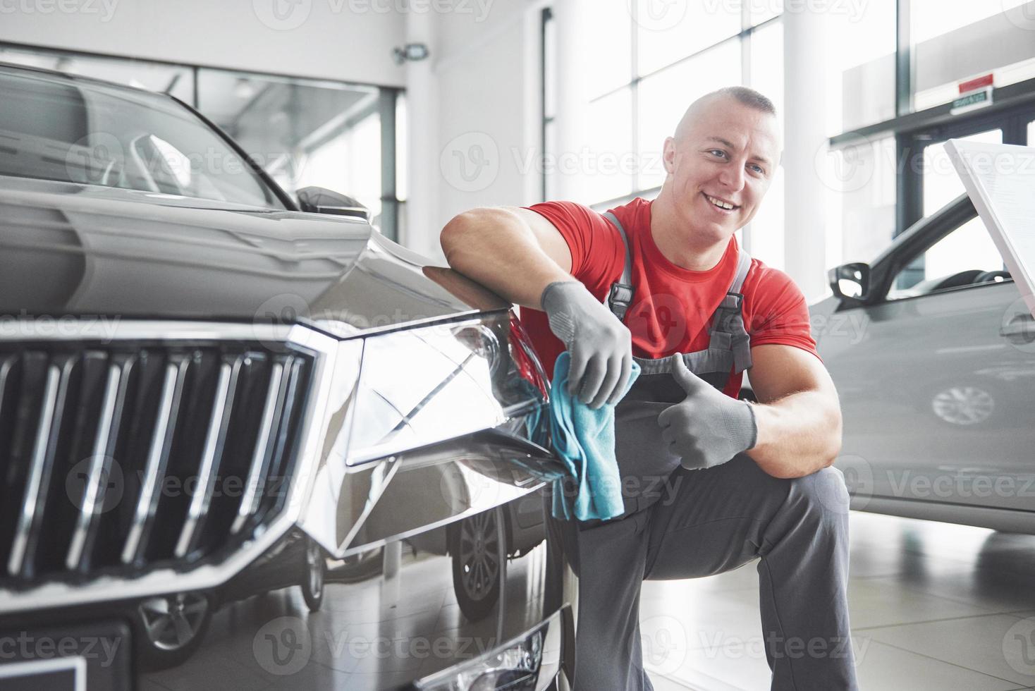 limpeza profissional e lavagem de carros no showroom de carros foto