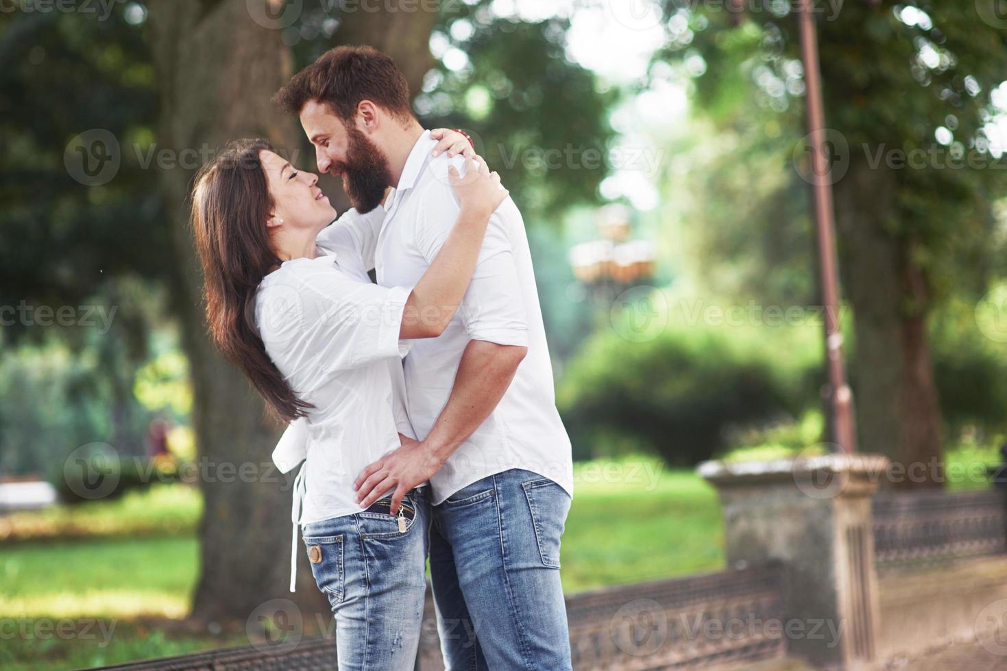 casal romântico enyojing em momentos de felicidade no parque. conceito de estilo de vida amor e ternura foto