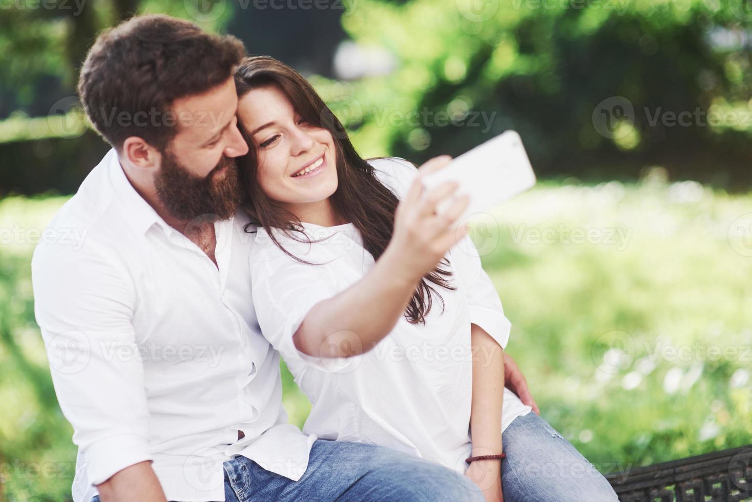 casal romântico enyojing em momentos de felicidade no parque. conceito de estilo de vida amor e ternura foto