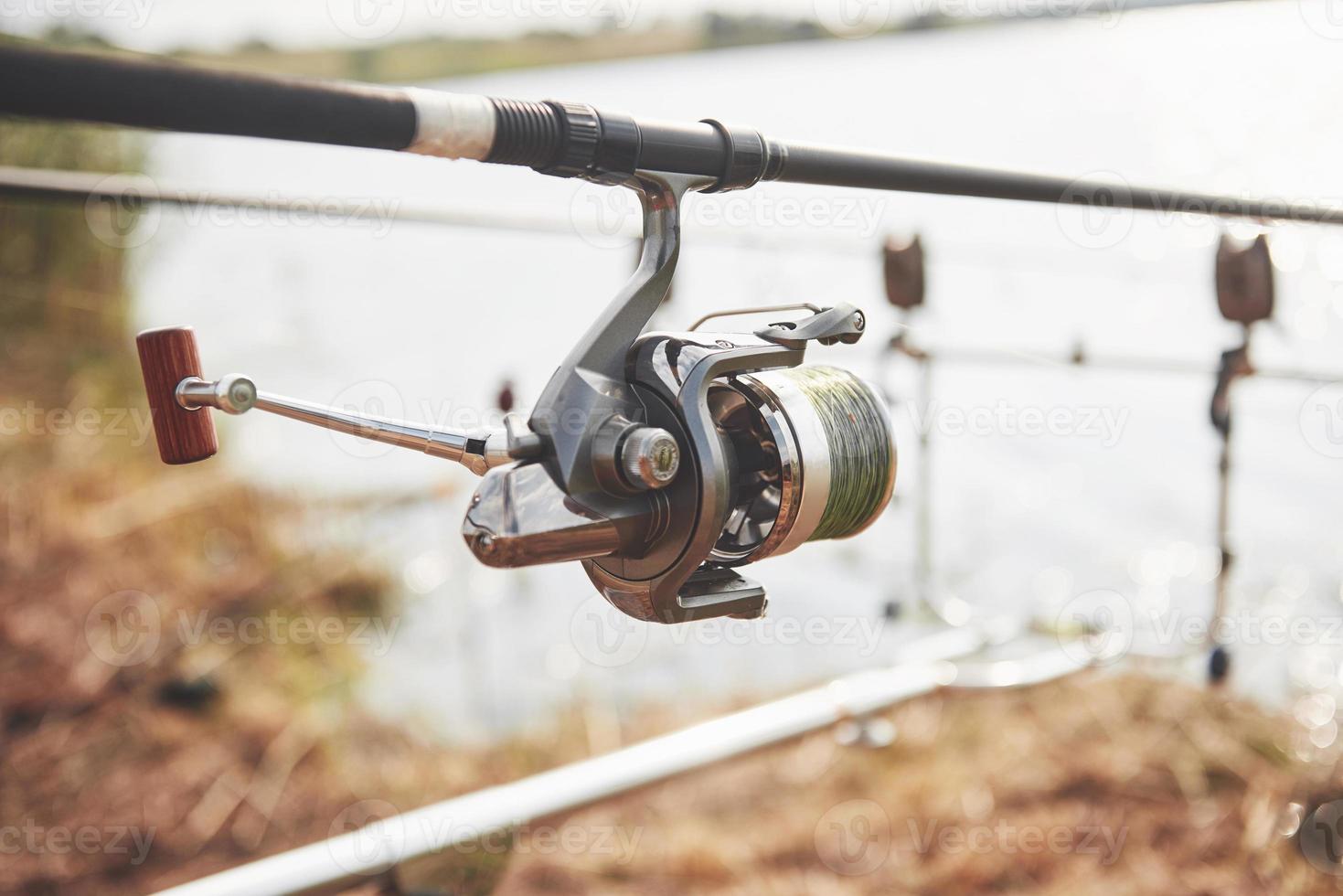 varas de pesca da carpa em tripés especiais. bobinas caras e um sistema de rádio de crochê foto