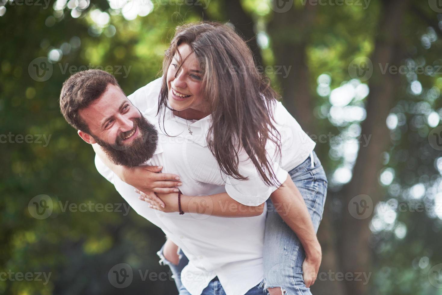 casal romântico enyojing em momentos de felicidade no parque. conceito de estilo de vida amor e ternura foto
