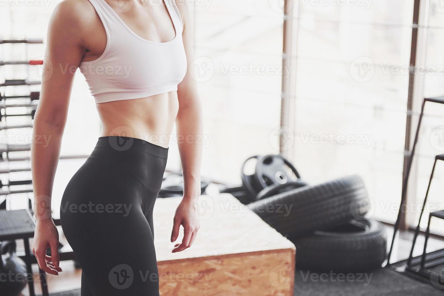 garota ativa no ginásio de fitness. conceito treino estilo de vida saudável esporte foto