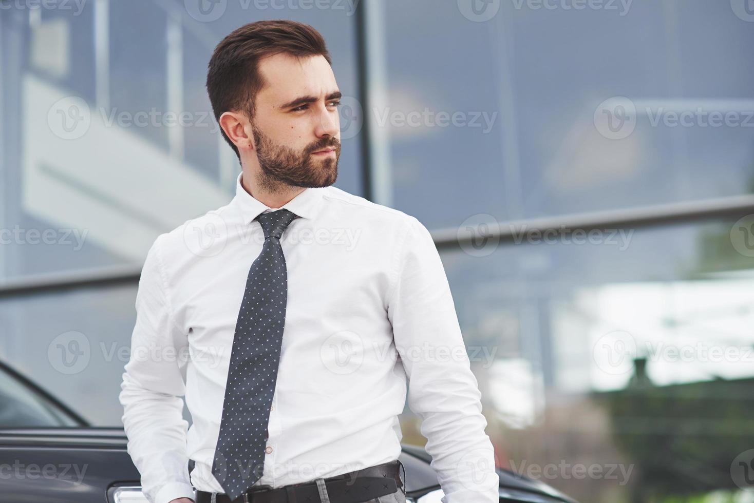 retrato de um homem bonito com roupa de negócios, do lado de fora no escritório. foto