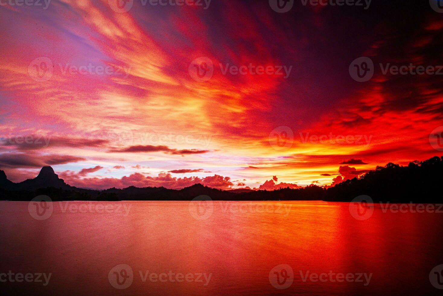 khao sok nacional parque, Surat então eu, panorama montanhas com cauda longa barco para Viajantes, mascar lan lago, Ratchaphapha barragem, viagem natureza dentro tailândia, Ásia verão período de férias viagem viagem. foto