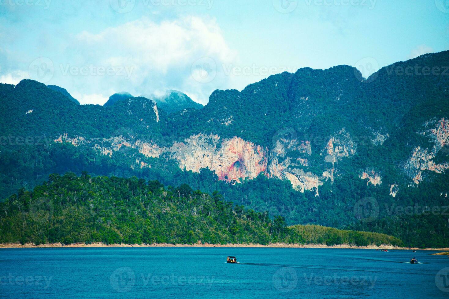 khao sok nacional parque, Surat então eu, panorama montanhas com cauda longa barco para Viajantes, mascar lan lago, Ratchaphapha barragem, viagem natureza dentro tailândia, Ásia verão período de férias viagem viagem. foto