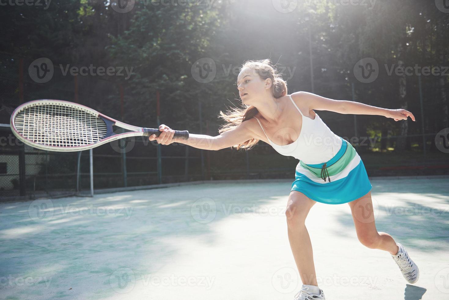 uma mulher bonita vestindo uma quadra de tênis esportiva na quadra foto