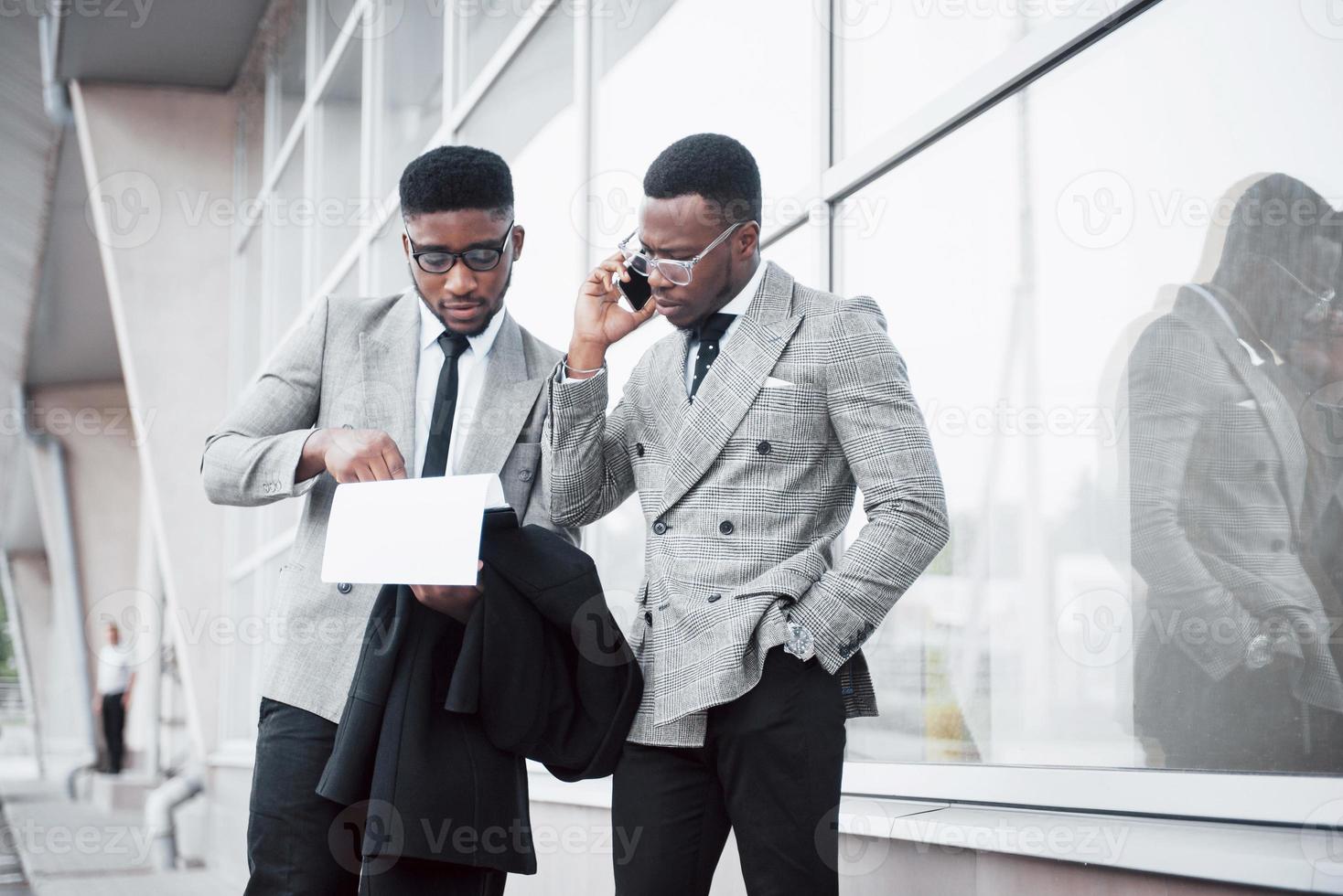 comunicação Empresarial. dois alegres empresários conversando e discutindo um projeto foto