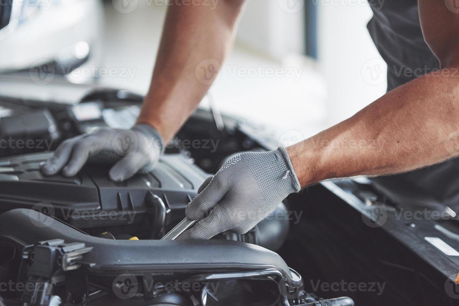 mecânico de automóveis trabalhando na garagem. serviço de reparo. foto