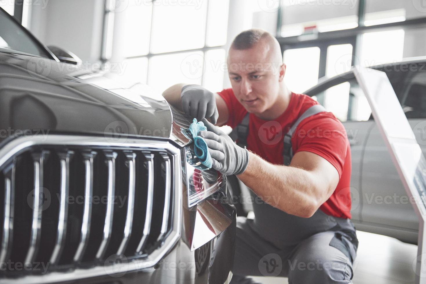 limpeza profissional e lavagem de carros no showroom de carros foto