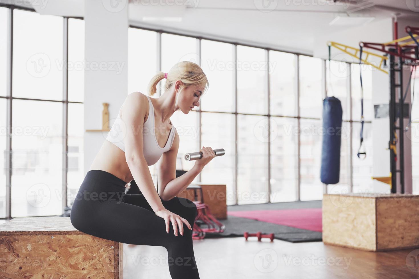 garota ativa no ginásio de fitness. conceito treino estilo de vida saudável esporte foto