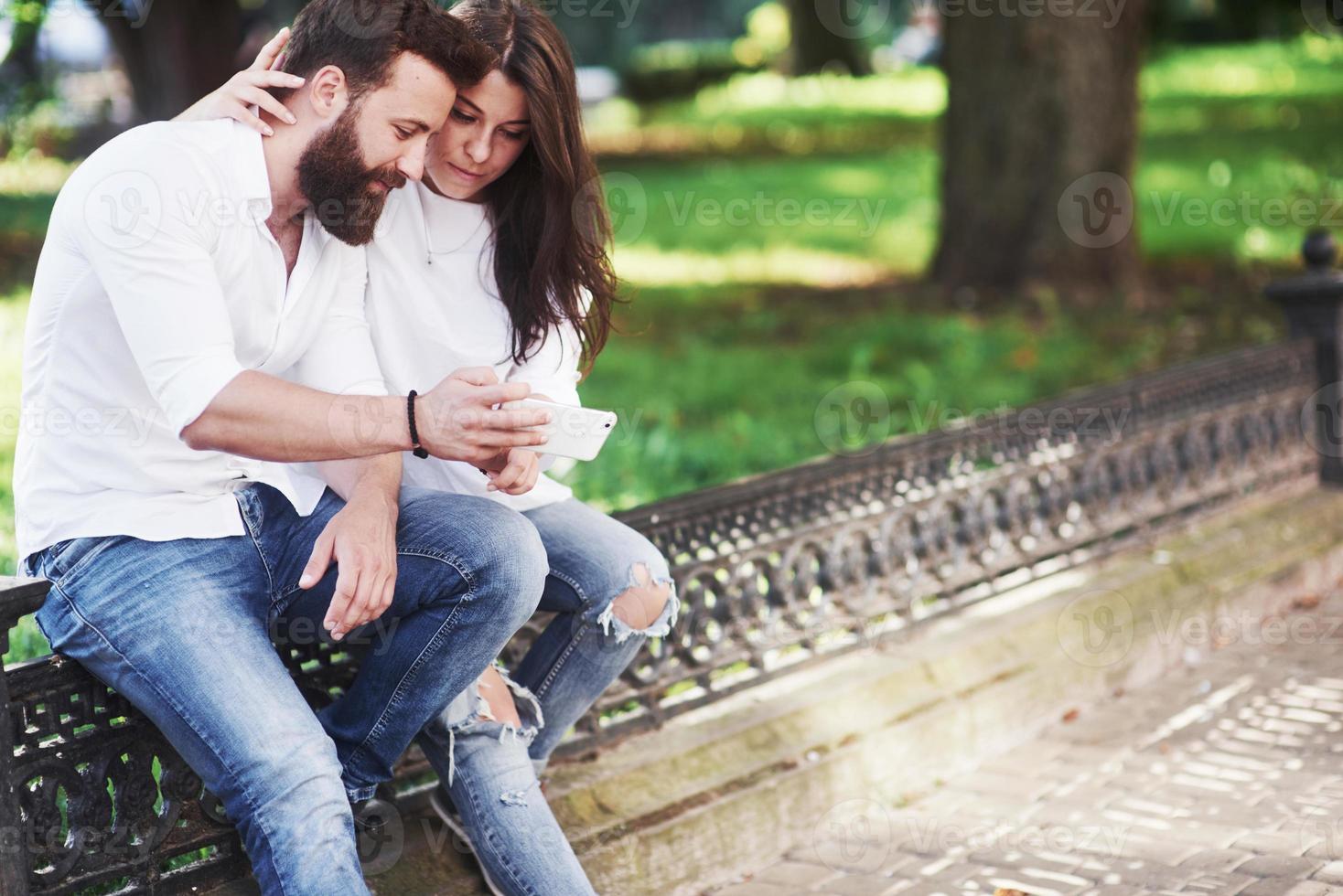 casal romântico enyojing em momentos de felicidade no parque. conceito de estilo de vida amor e ternura foto
