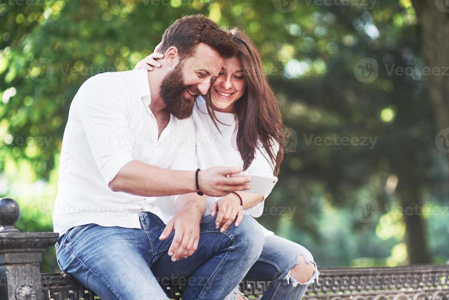 casal romântico enyojing em momentos de felicidade no parque. conceito de estilo de vida amor e ternura foto