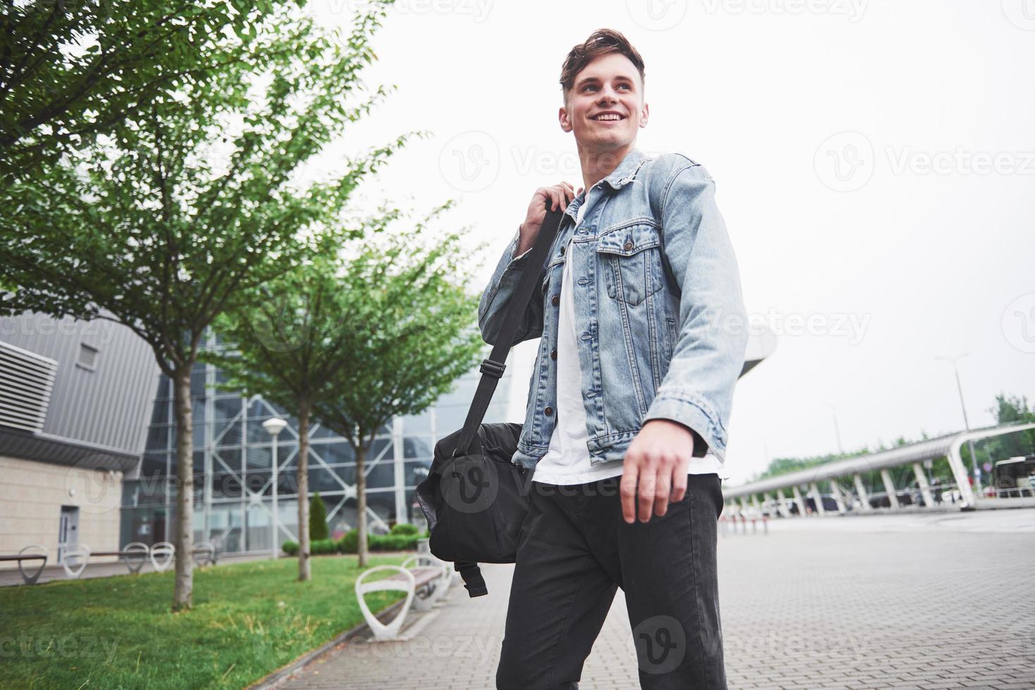 um jovem bonito no aeroporto está esperando o vôo. foto