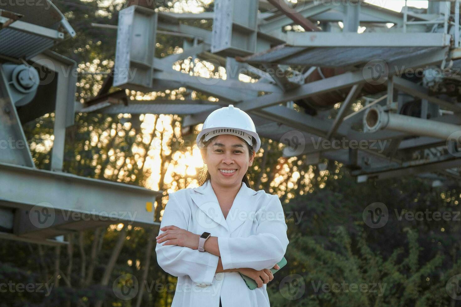 retrato do engenheiro de mineração asiático profissional no local de trabalho. foto