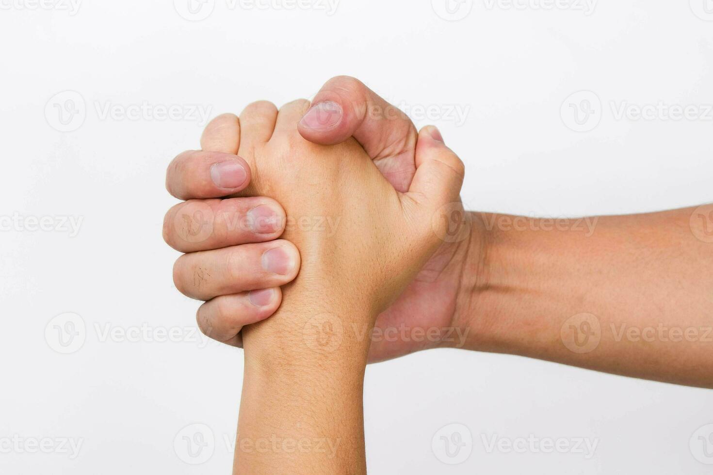 mãos do homens e mulheres tremendo mãos. dois pessoas segurando mãos em branco fundo. este pode significar ajudando, cuidadoso, protegendo, amoroso, carinhoso e mundo Paz conceito. foto
