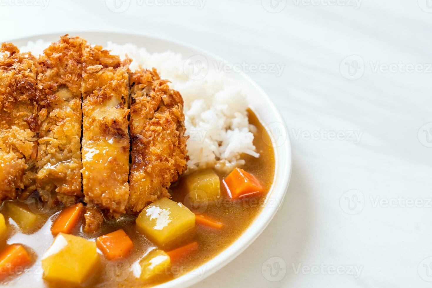 Costeleta de porco frita crocante com curry e arroz foto