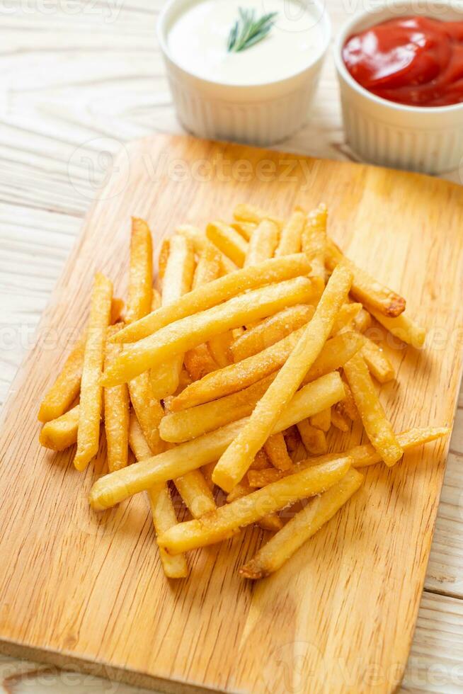 batatas fritas com creme de leite e ketchup foto