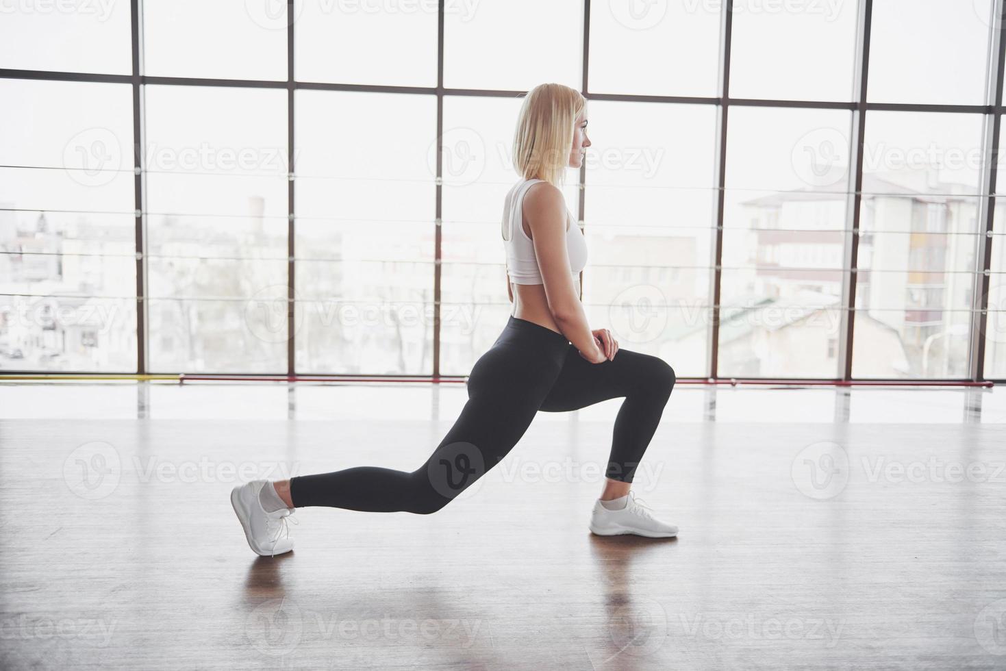 garota ativa no ginásio de fitness. conceito treino estilo de vida saudável esporte foto