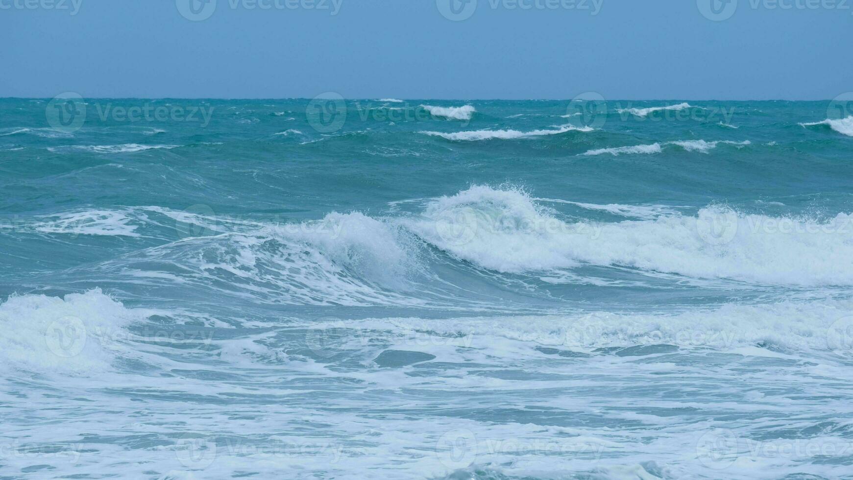 vista das ondas do mar na praia dos mares tropicais na tailândia. fortes ondas do mar atingem a costa na estação chuvosa. belas ondas do mar com espuma de cor azul e turquesa. foto